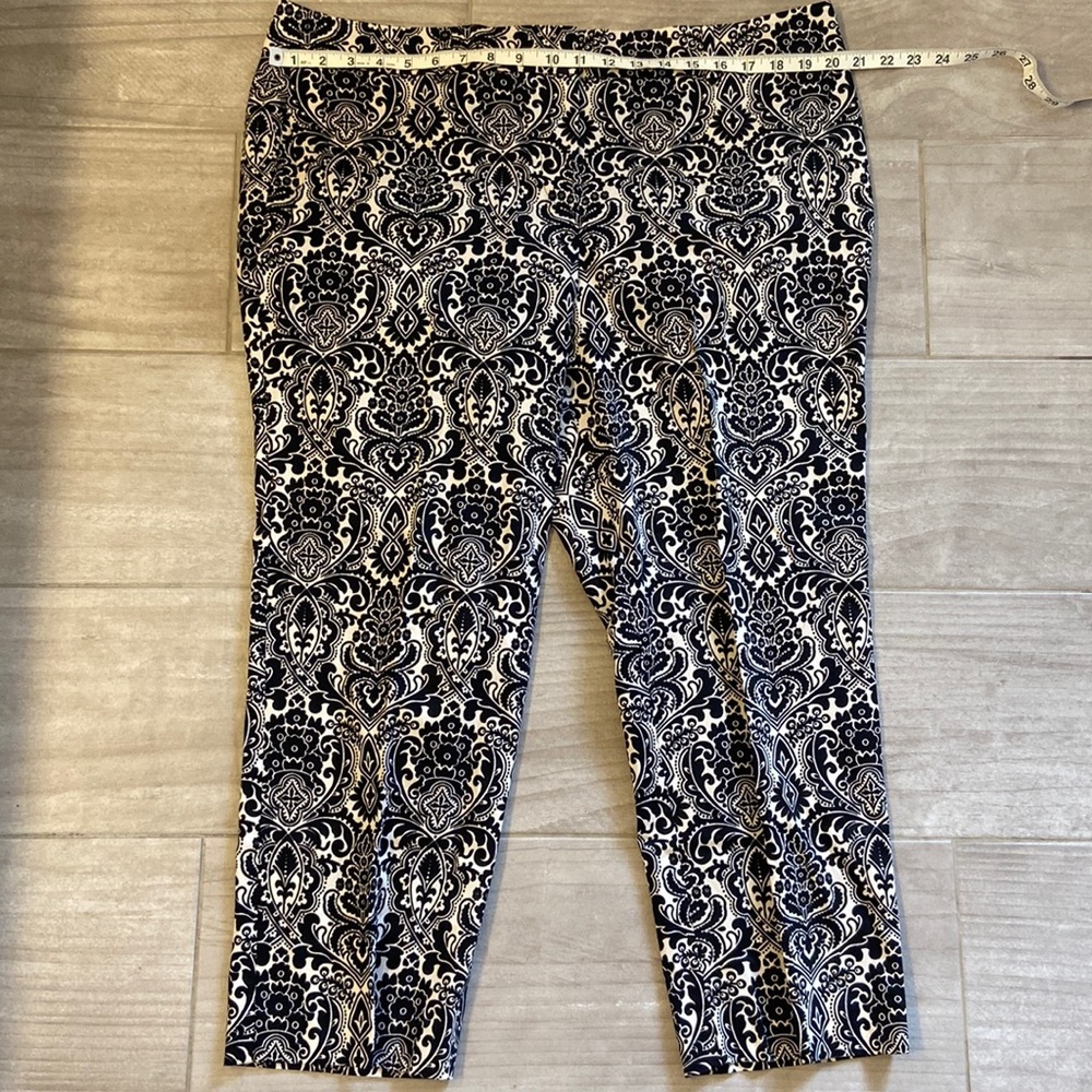Ann Taylor black and white patterned slacks in women’s size 18